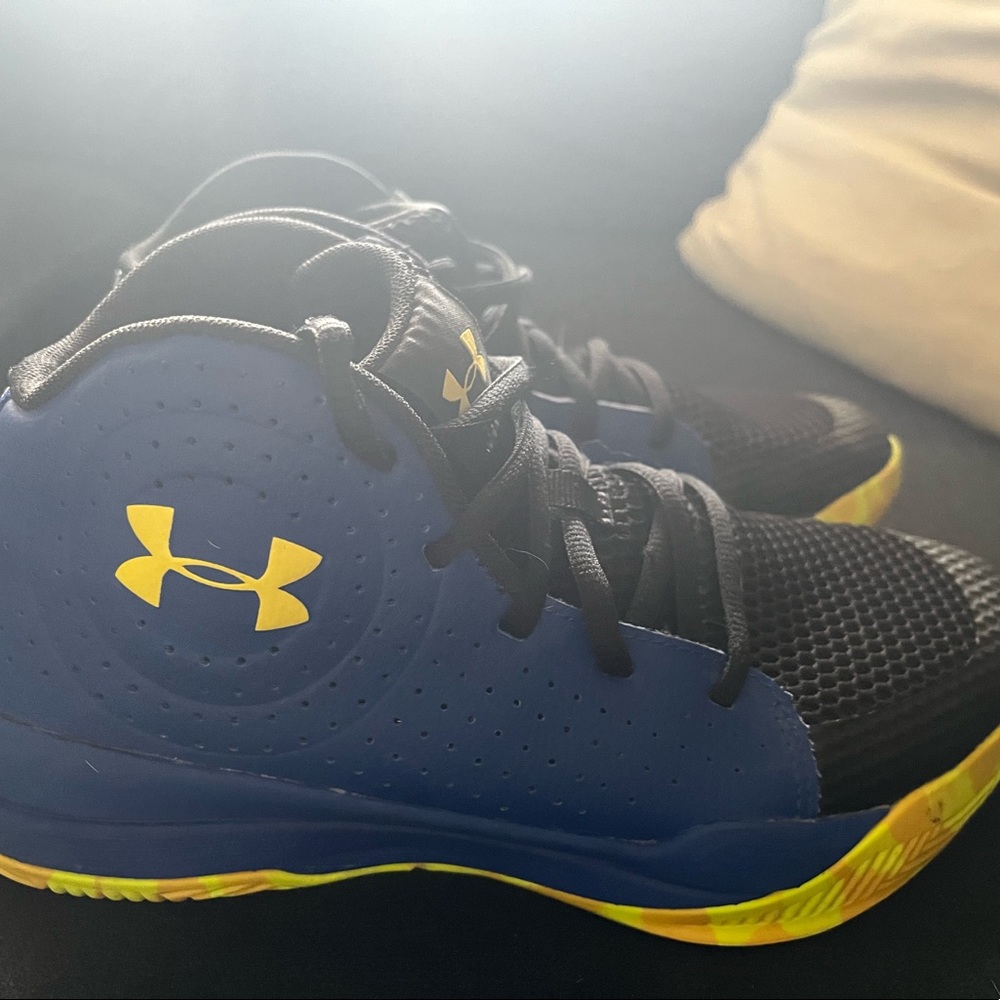 Like NEW Under Armour Basketball Sneakers